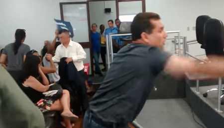“FALTA DE RESPEITO”: vereadores mesmo com manifestação por morte de professora se ausentam do plenário e sessão é encerrada por falta de quórum